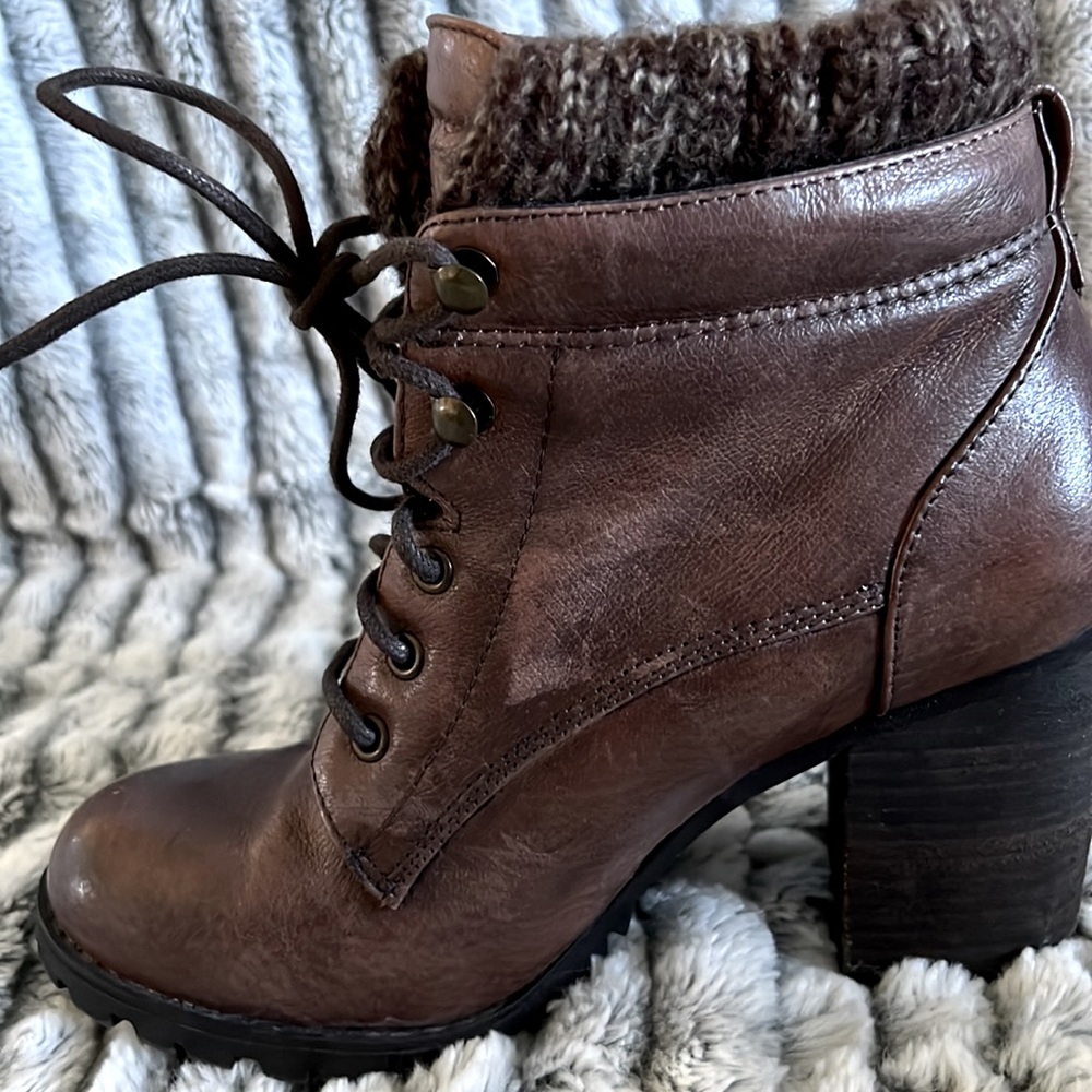 Steve Madden chunky heeled booties! Size 7M. Great condition! - Picture 3 of 5